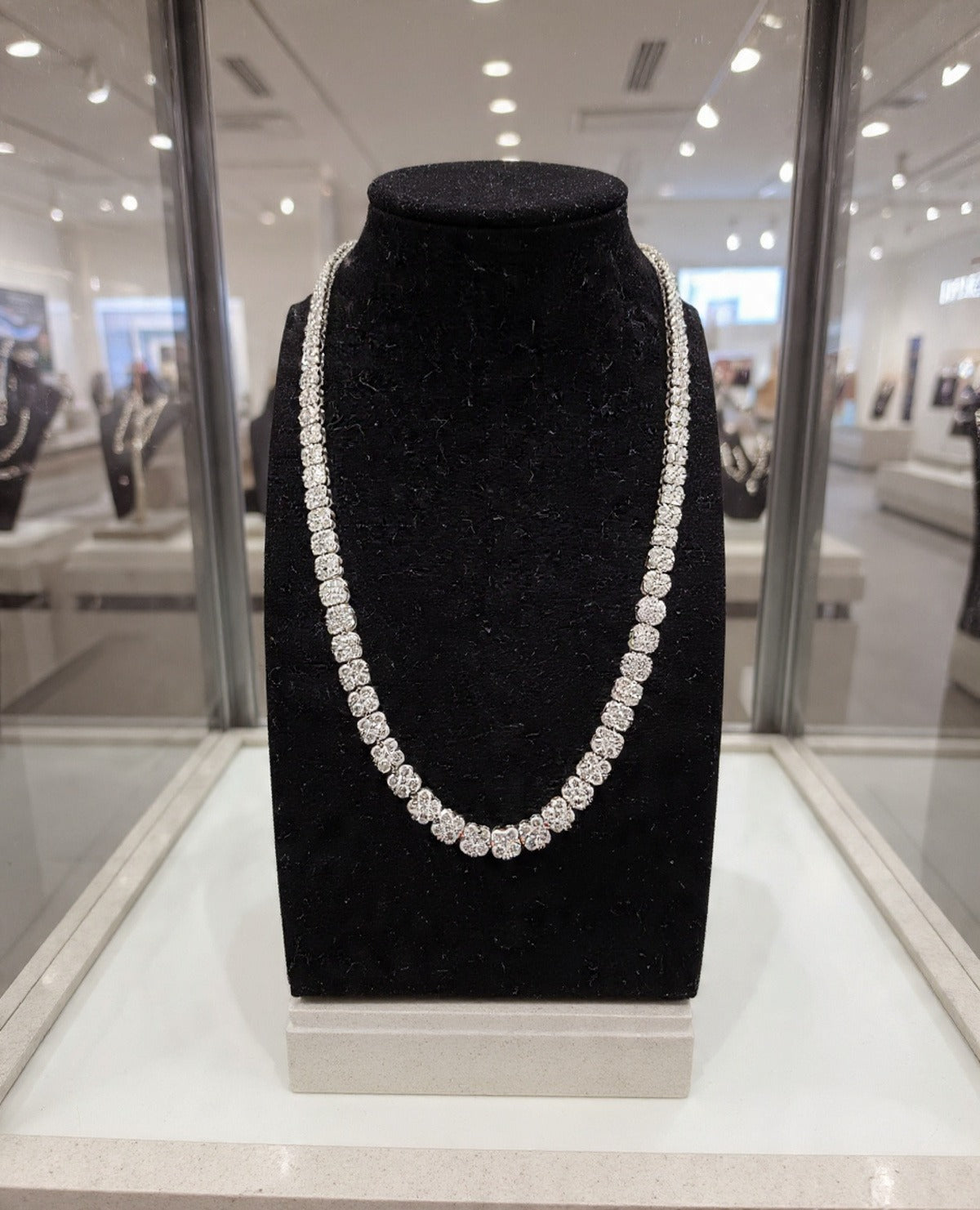 Splendida collana in oro bianco 18kt con diamanti di altissima qualità