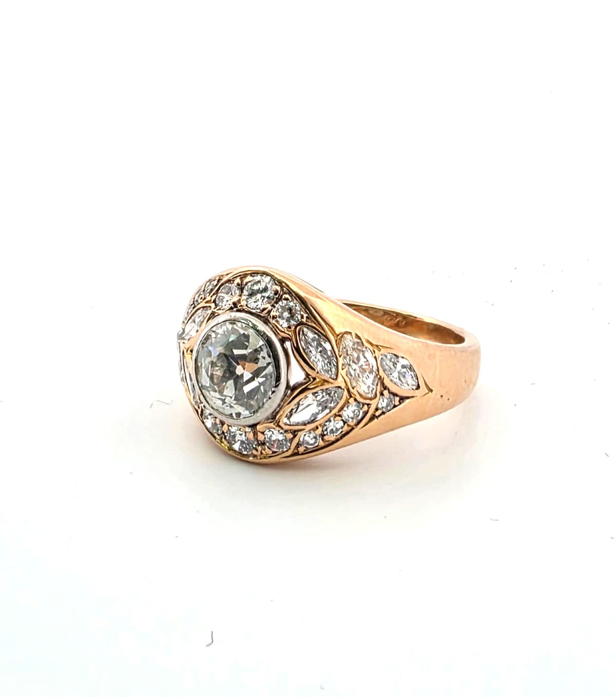 Splendido anello in oro giallo con diamante centrale e diamanti a contorno