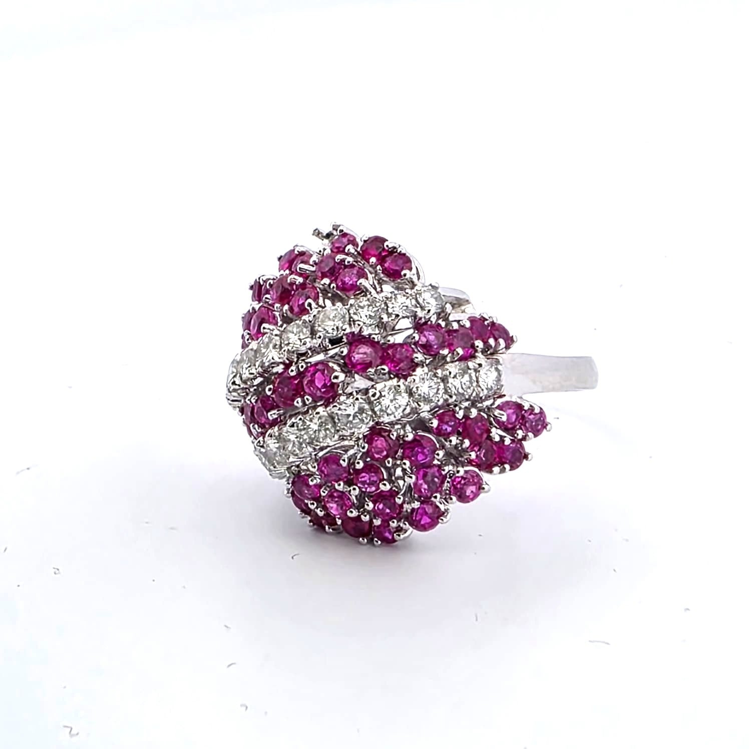 Anello in oro bianco 18kt con rubini e diamanti