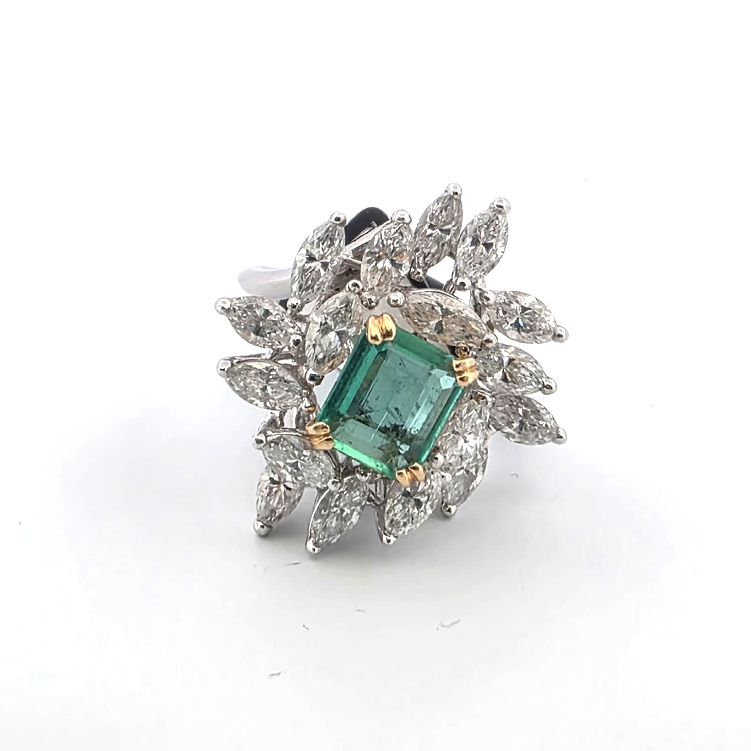 Anello in oro bianco con smeraldo centrale e diamanti