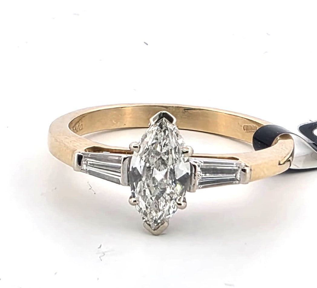 Anello in oro giallo 18kt con diamanti