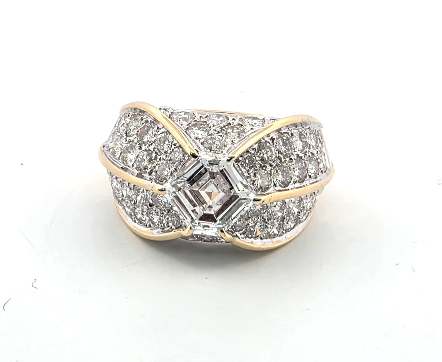 Anello in oro giallo con diamanti