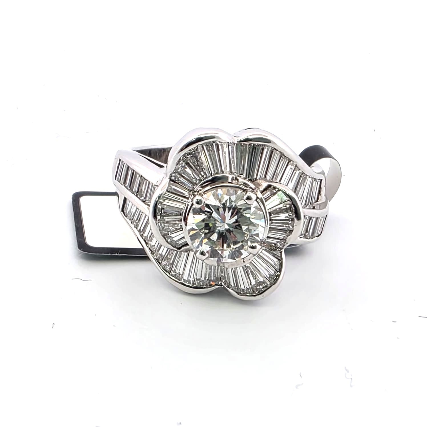 Anello fascia in oro bianco 18kt con diamante centrale e diamanti sul gambo