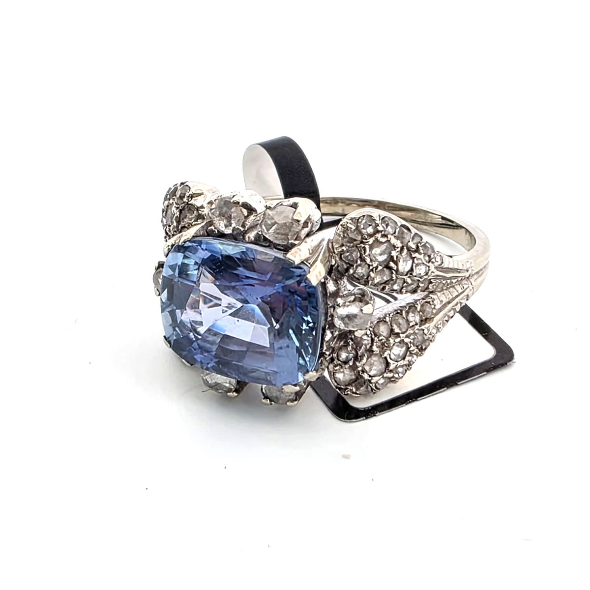 Anello in oro bianco 18kt con zaffiro ceylon e diamanti