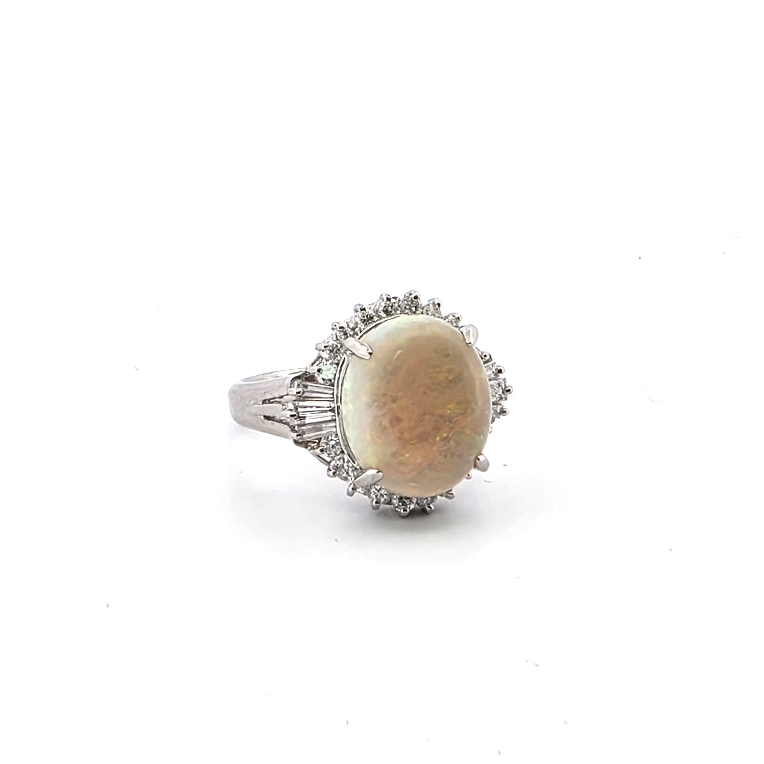Anello in platino con opale etiopia e diamanti