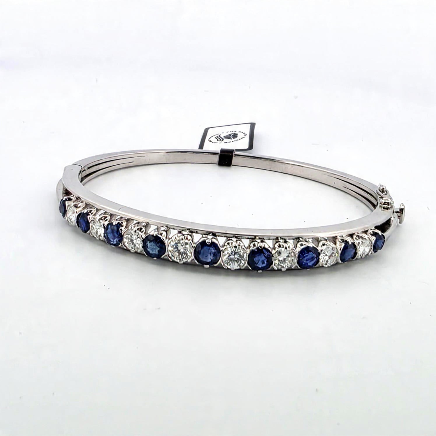 Bracciale rigido in oro bianco 18kt con zaffiri e diamanti