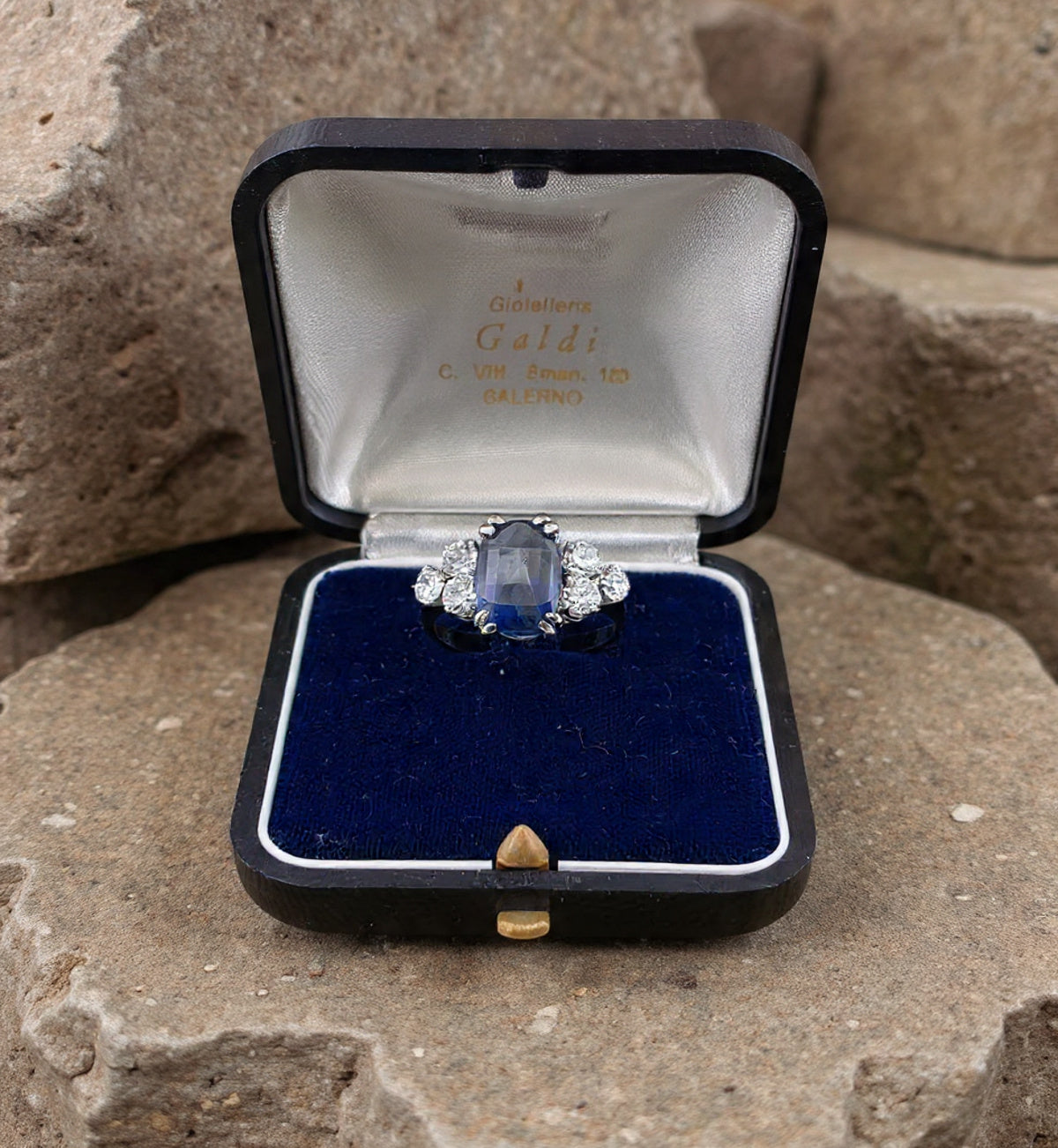 Anello in oro bianco 18 kt con zaffiro naturale burma e diamanti