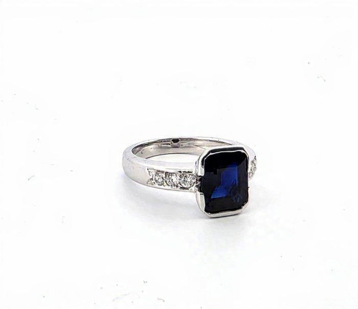 Anello in oro bianco 18kt con zaffiro centrale e diamanti a contorno