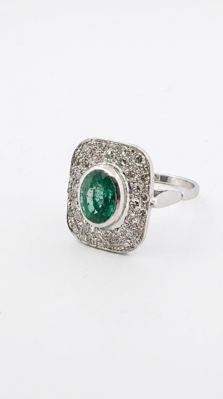 Anello in oro bianco 18Kt con smeraldo centrale e diamanti