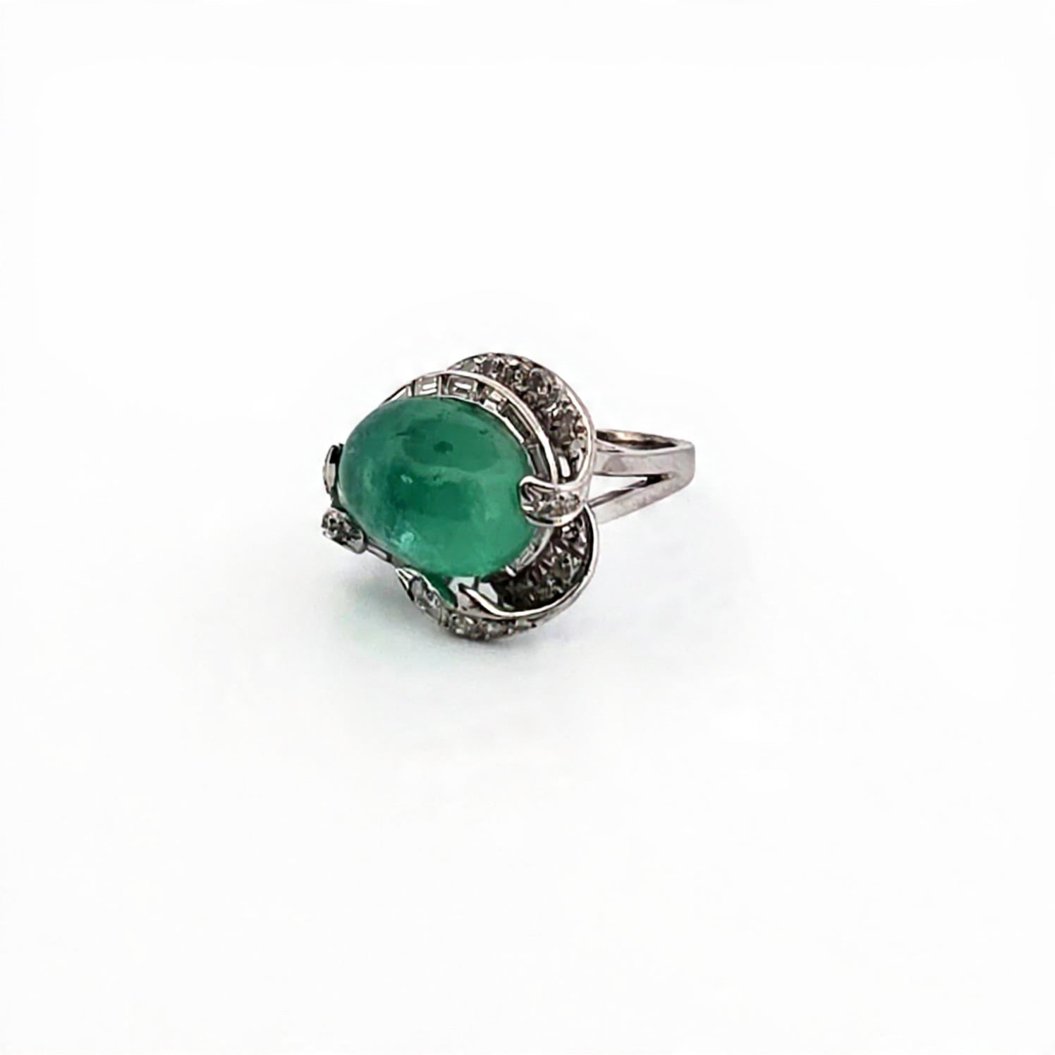 Anello in oro bianco 18kt con grande smeraldo e diamanti