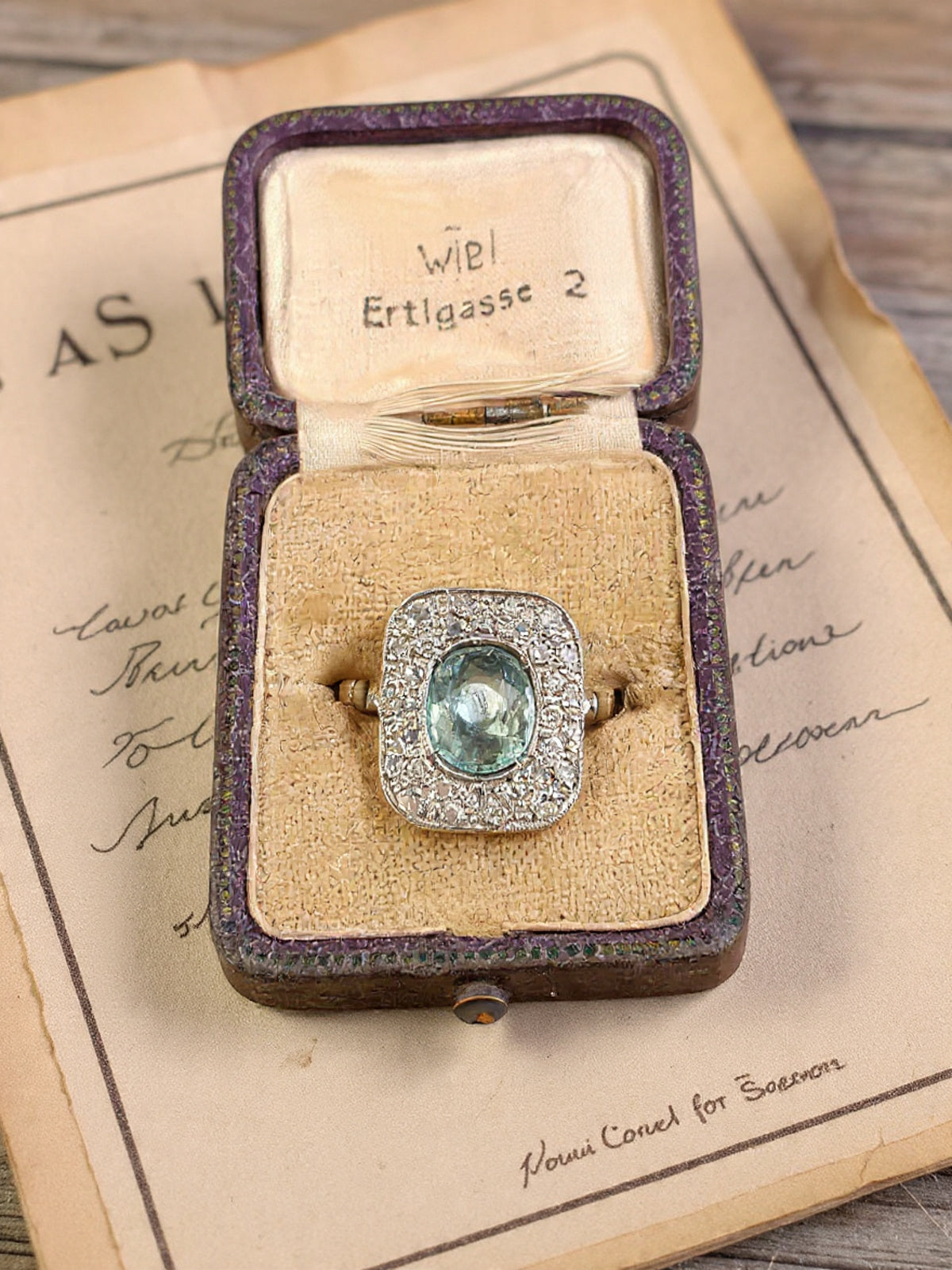 Anello in platino con acquamarina centrale e diamanti a contorno