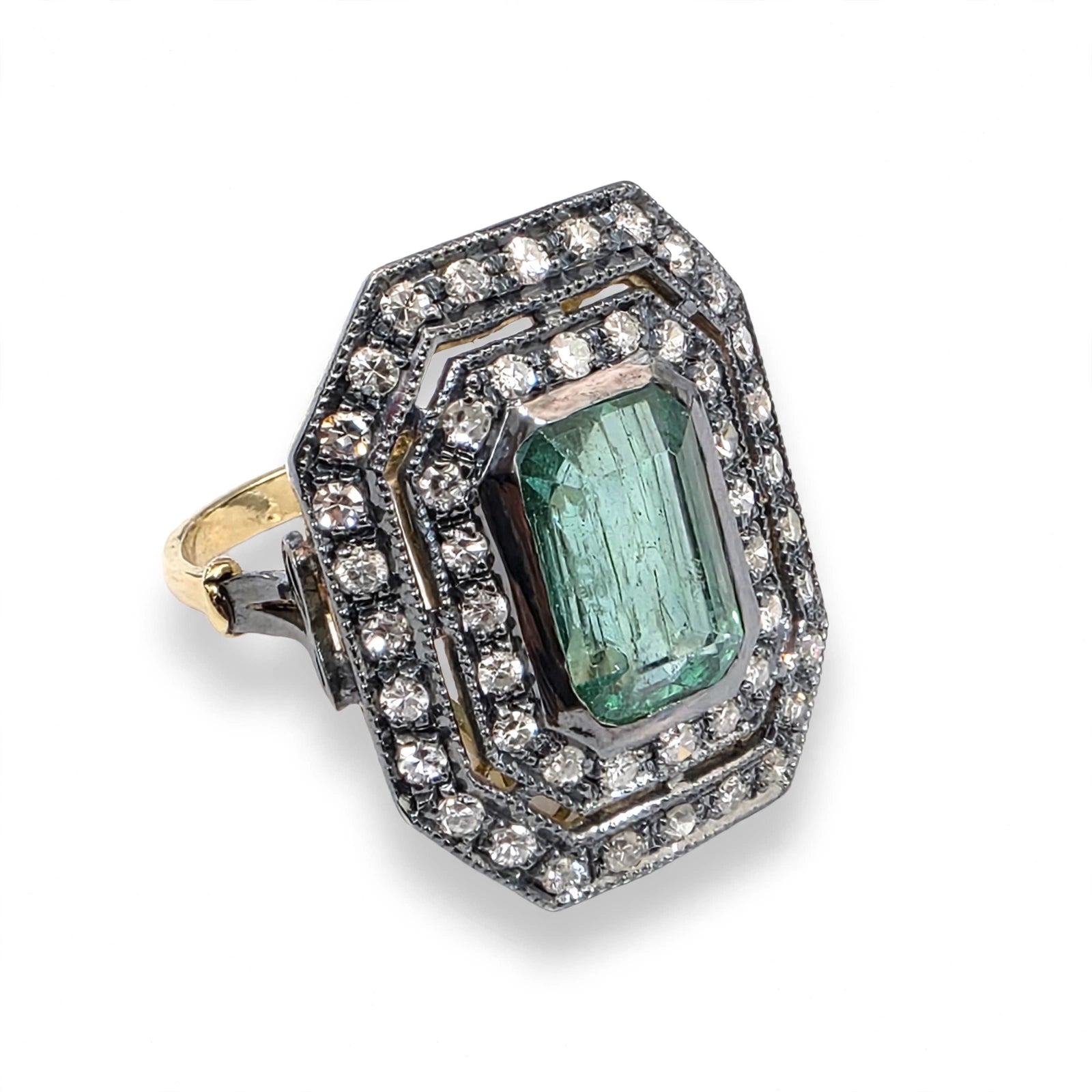 Anello in oro giallo 18kt con smeraldo e diamanti