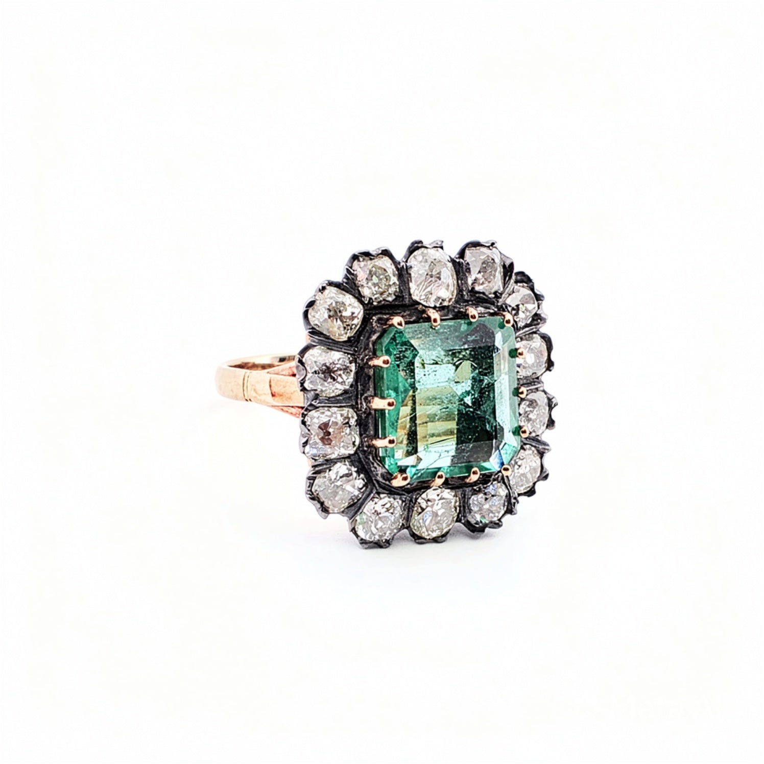 Anello in oro giallo con diamanti e smeraldo