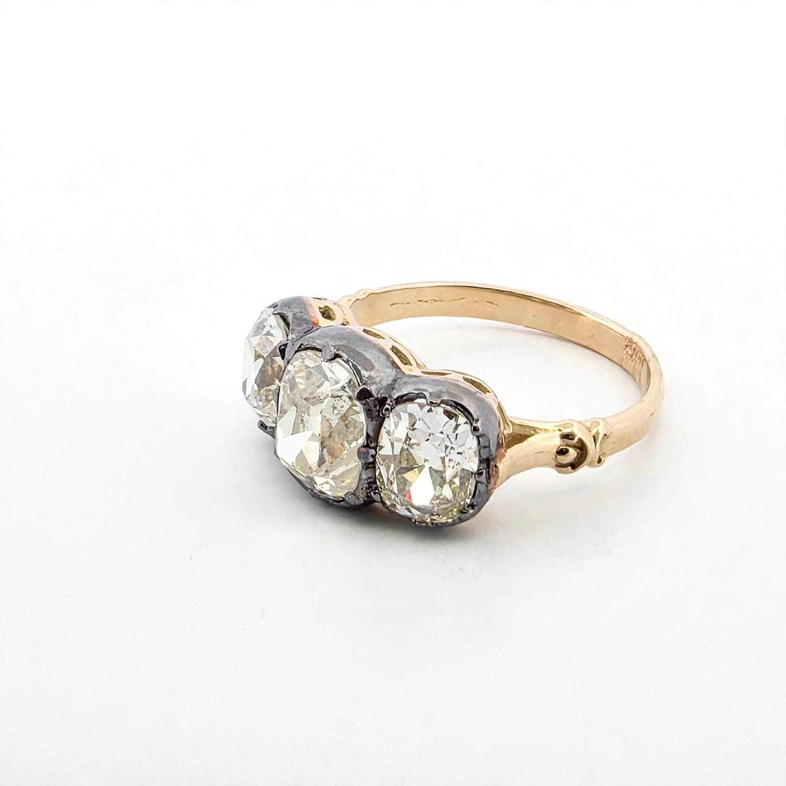 Anello in oro giallo 18kt con diamanti