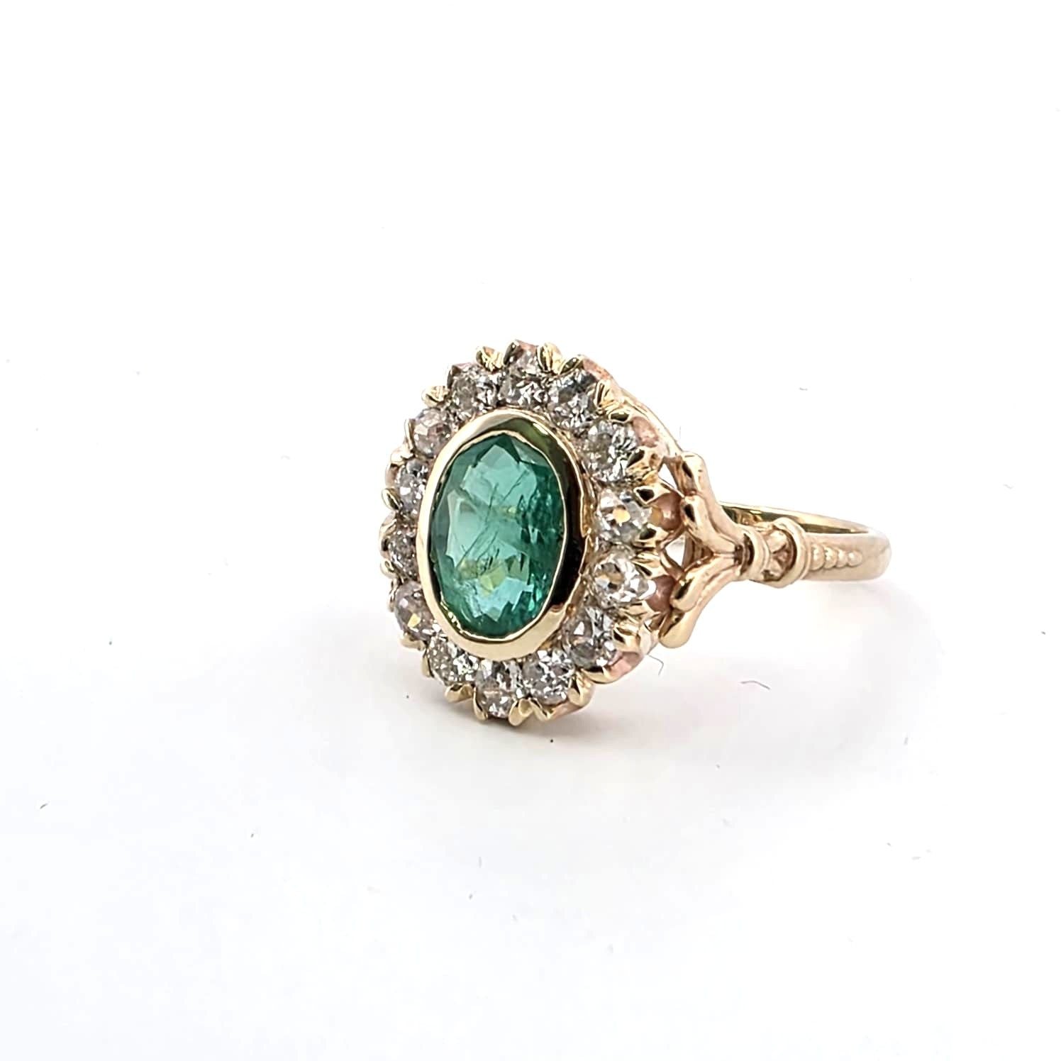 Anello in oro giallo 9kt con smeraldo e diamanti