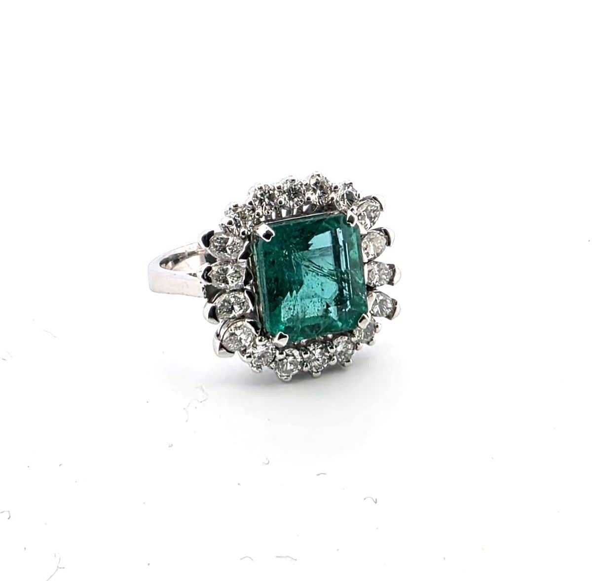 Anello in oro bianco 18kt con smeraldo centrale e diamanto a contorno