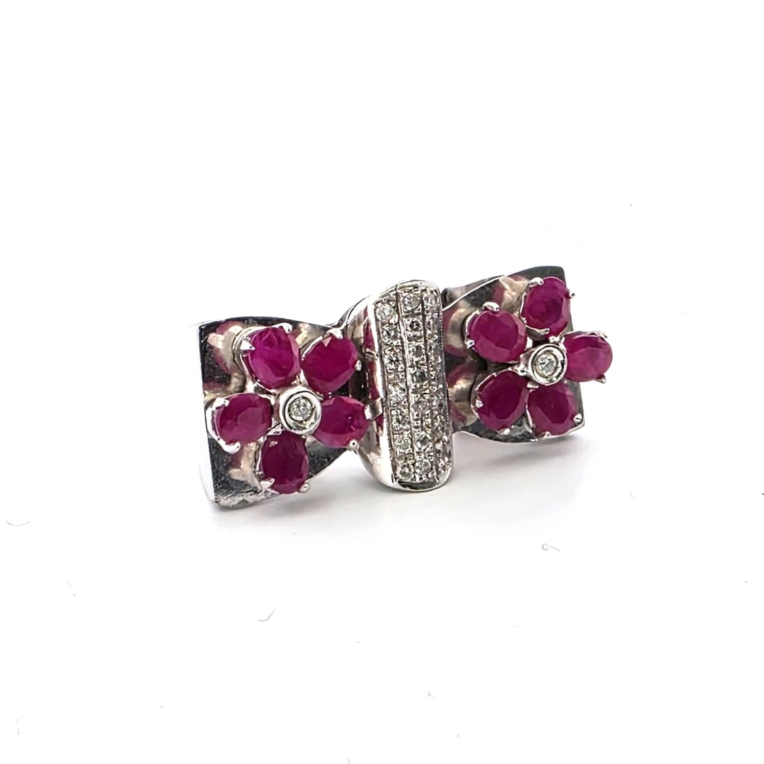 Anello in oro bianco 18kt con rubini e diamanti