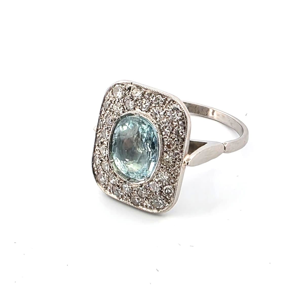 Anello in platino con acquamarina centrale e diamanti a contorno