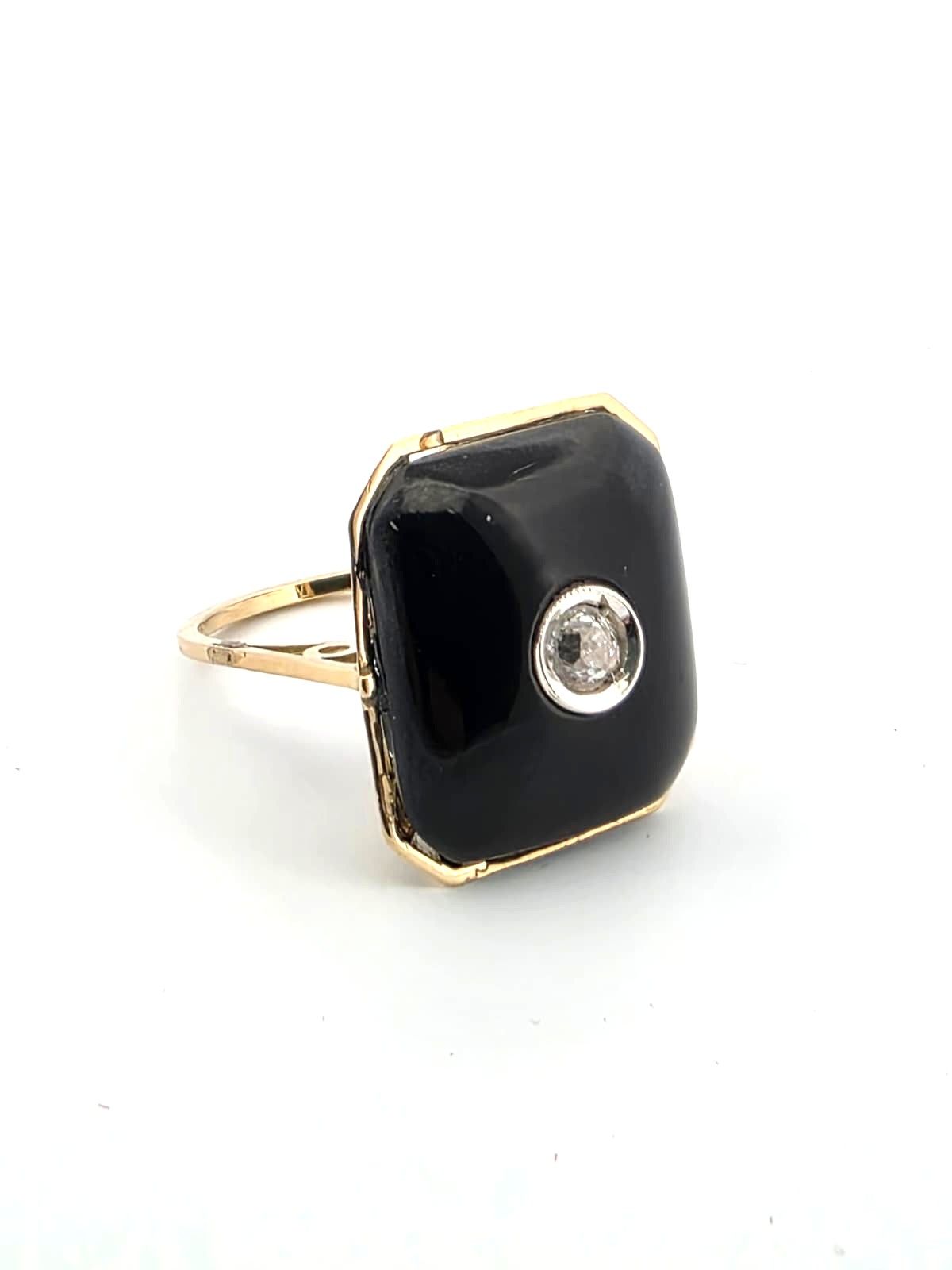 Splendido anello anni 80' in oro giallo 18kt con onice e diamante centrale