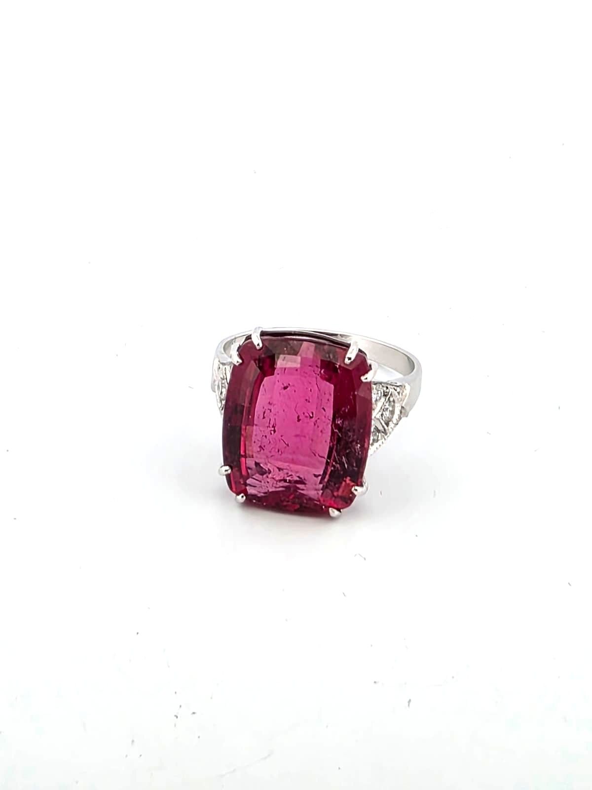 Anello in oro bianco 18kt con grande tormalina naturale e diamanti