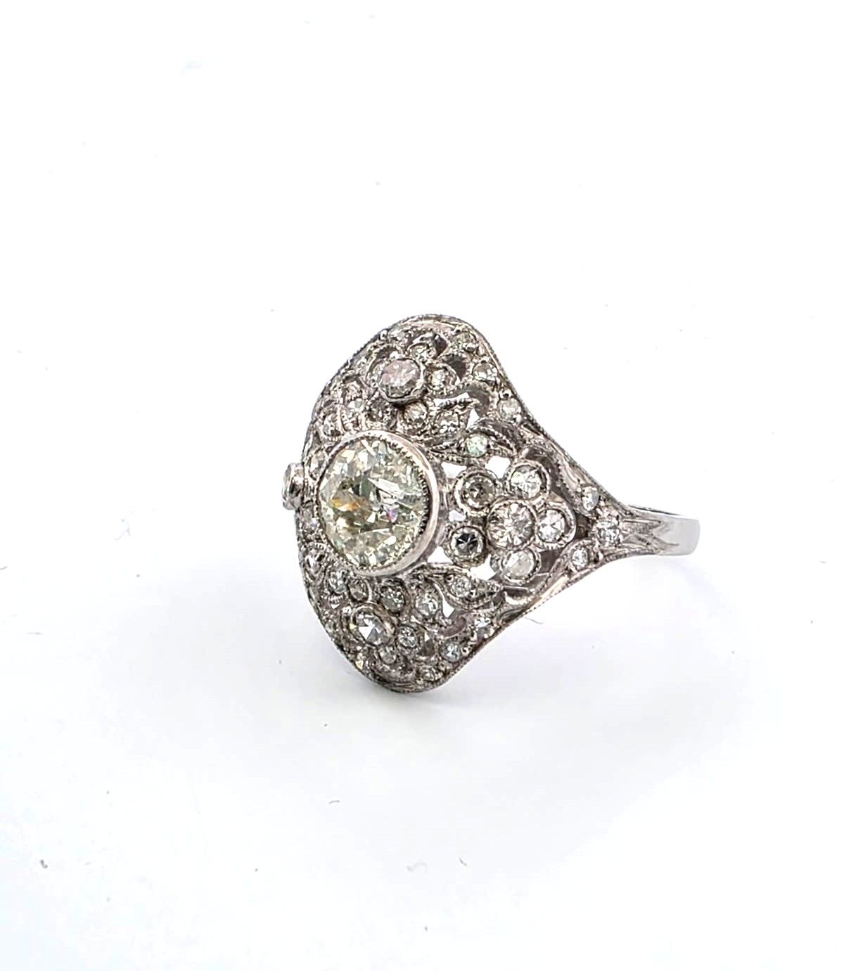 Anello in oro bianco 18 Kt con diamante centrale e diamanti a contorno