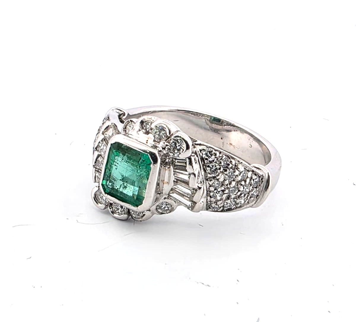 Splendido anello in oro bianco 18 Kt con smeraldo centrale e diamanti a contorno