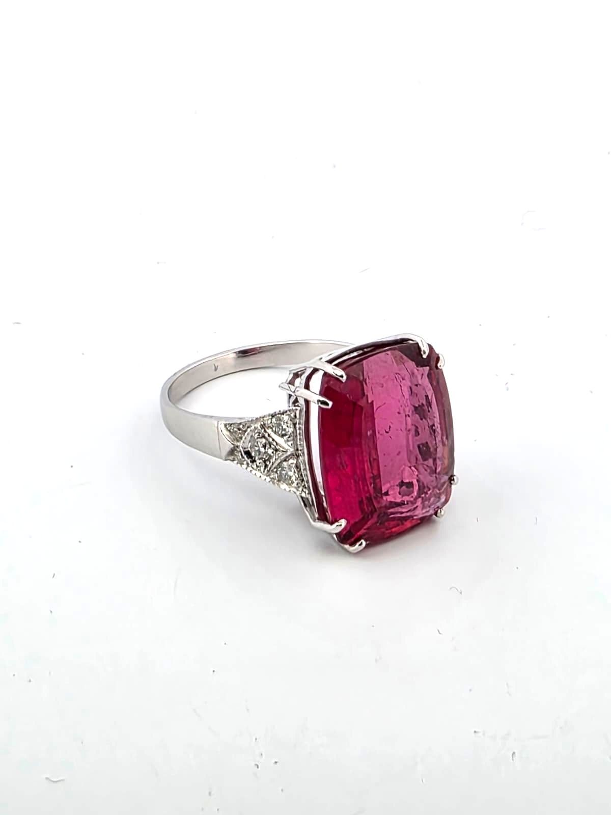 Anello in oro bianco 18kt con grande tormalina naturale e diamanti