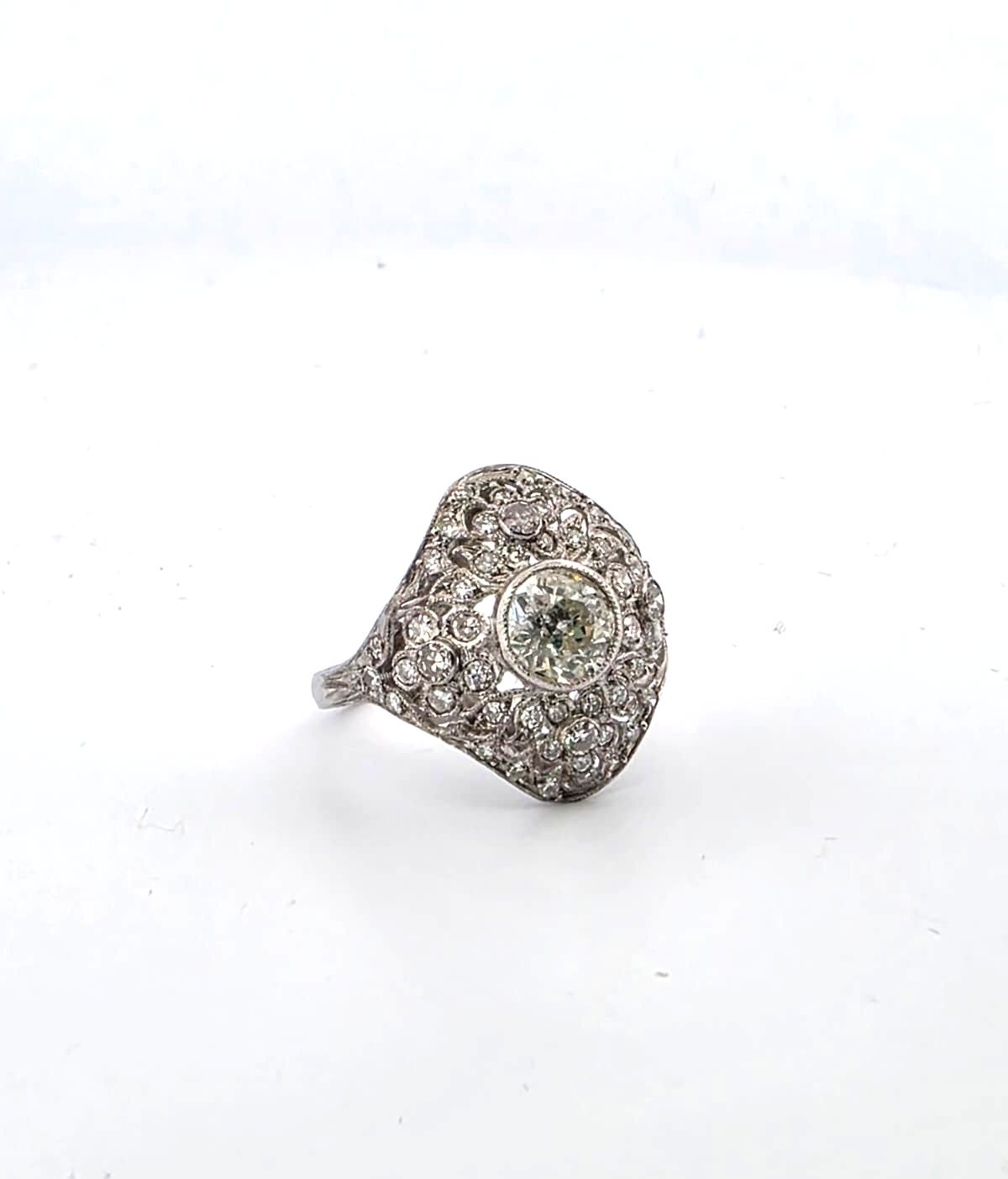 Anello in oro bianco 18 Kt con diamante centrale e diamanti a contorno