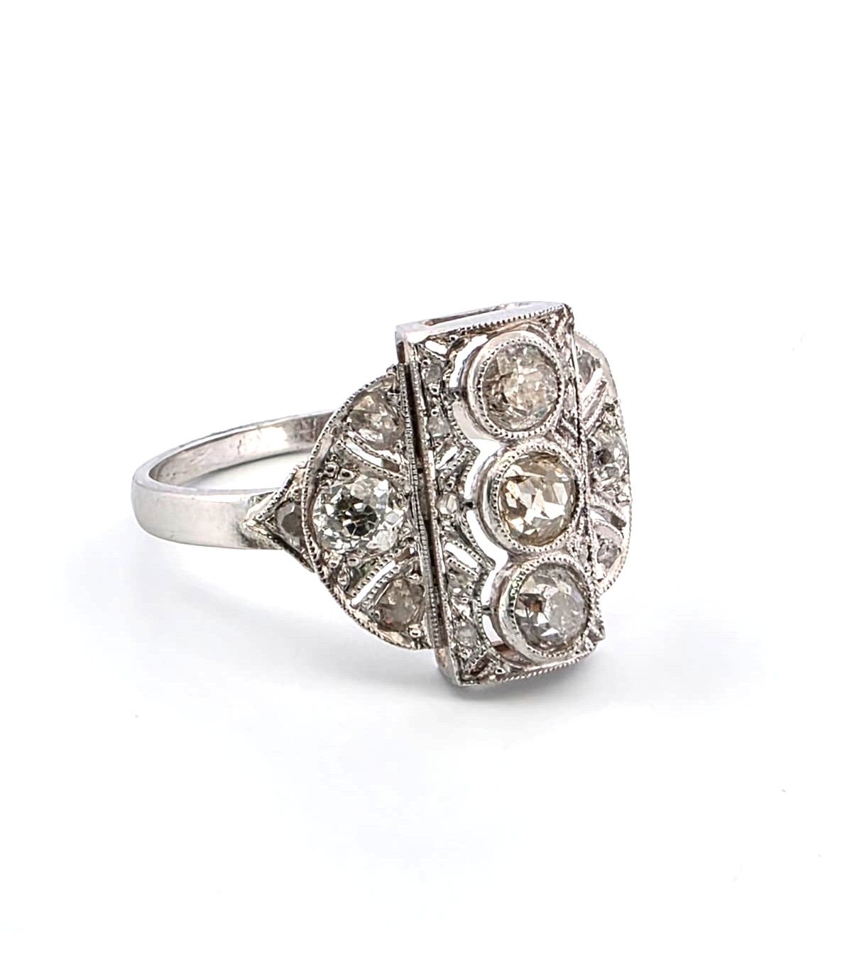 Anello in platino con tre diamanti old mine al centro e diamanti a contorno