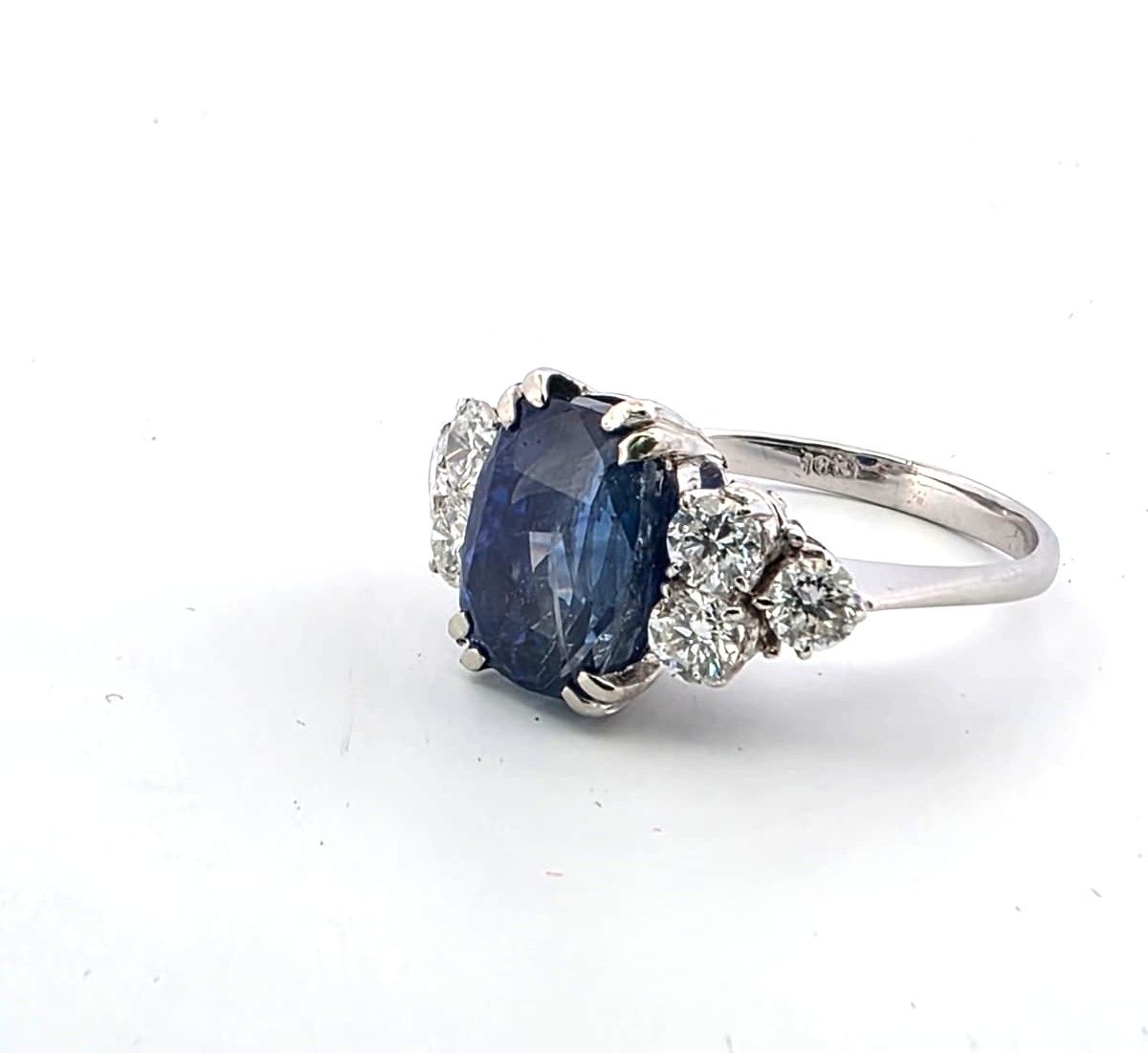 Anello in oro bianco 18 kt con zaffiro naturale burma e diamanti