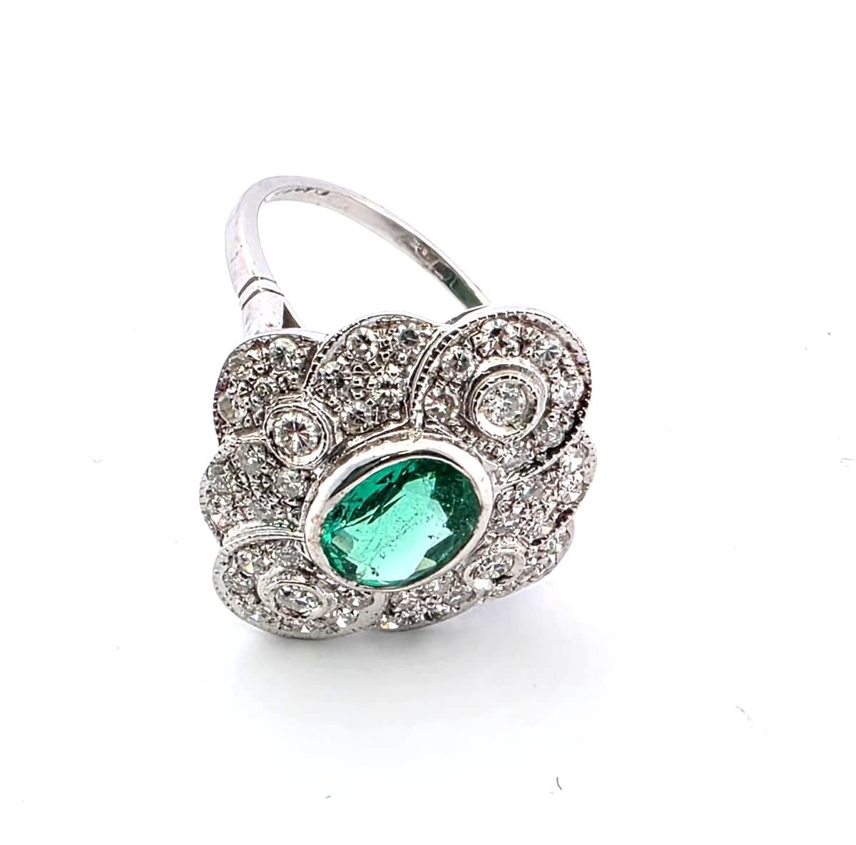 Anello in oro bianco 18kt con smeraldo e diamanti