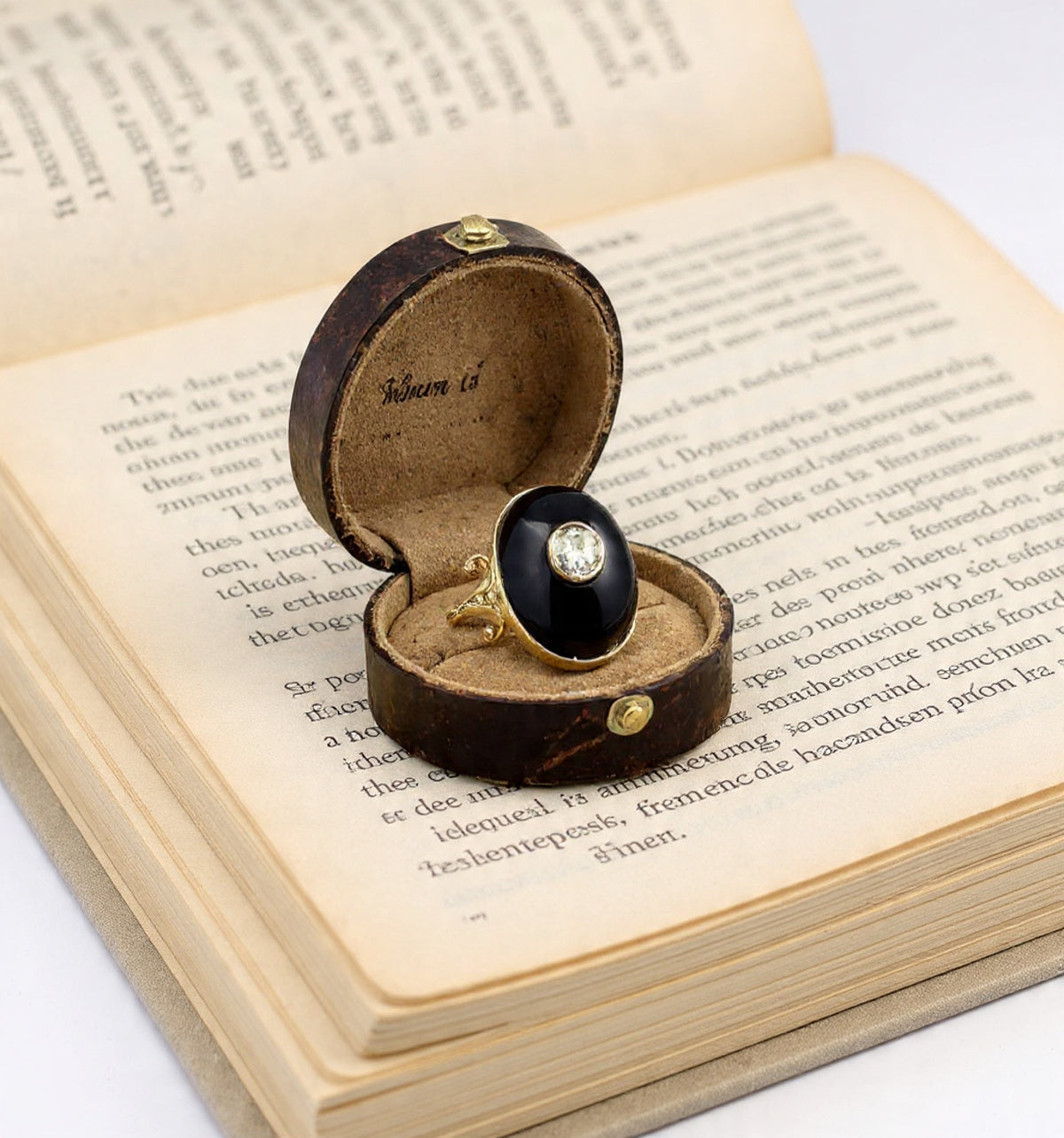 Anello in oro giallo 18kt con onice e diamante