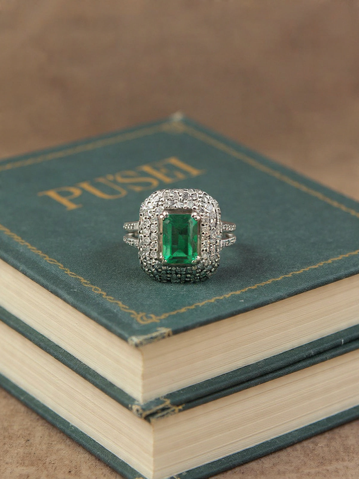 anello in oro bianco 18 kt con smeraldo Colombia e diamanti