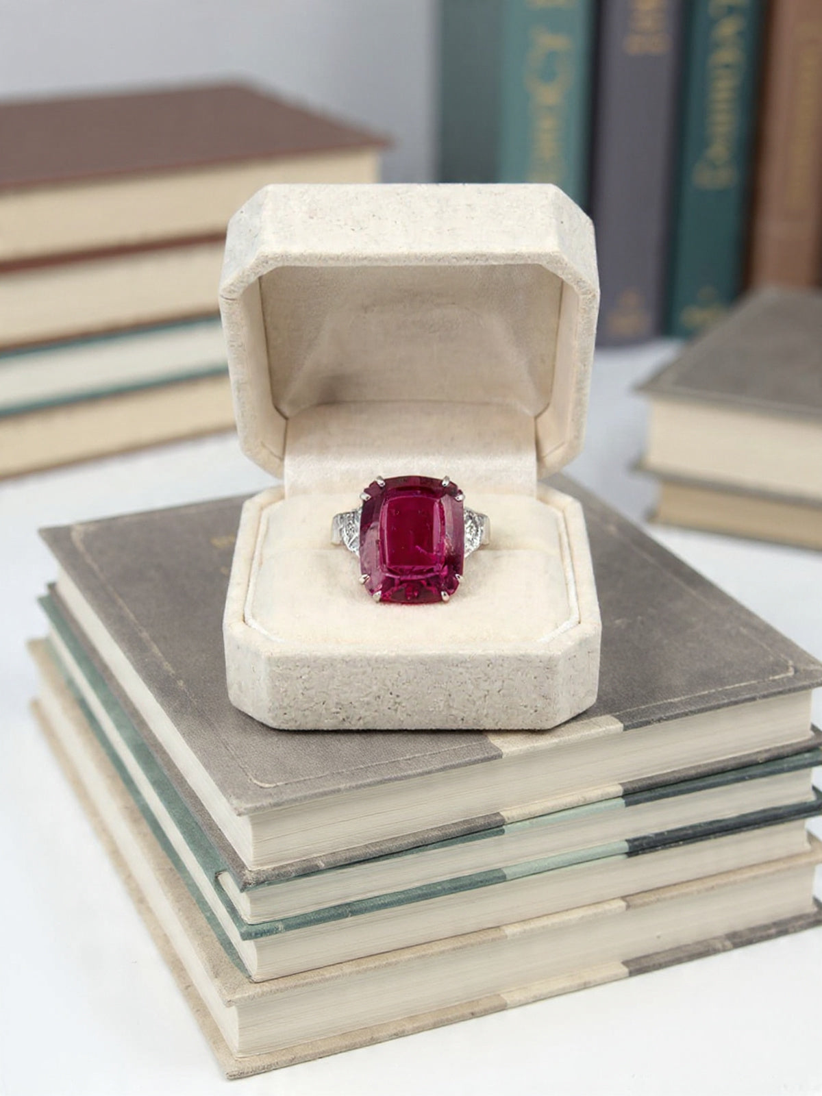 Anello in oro bianco 18kt con grande tormalina naturale e diamanti