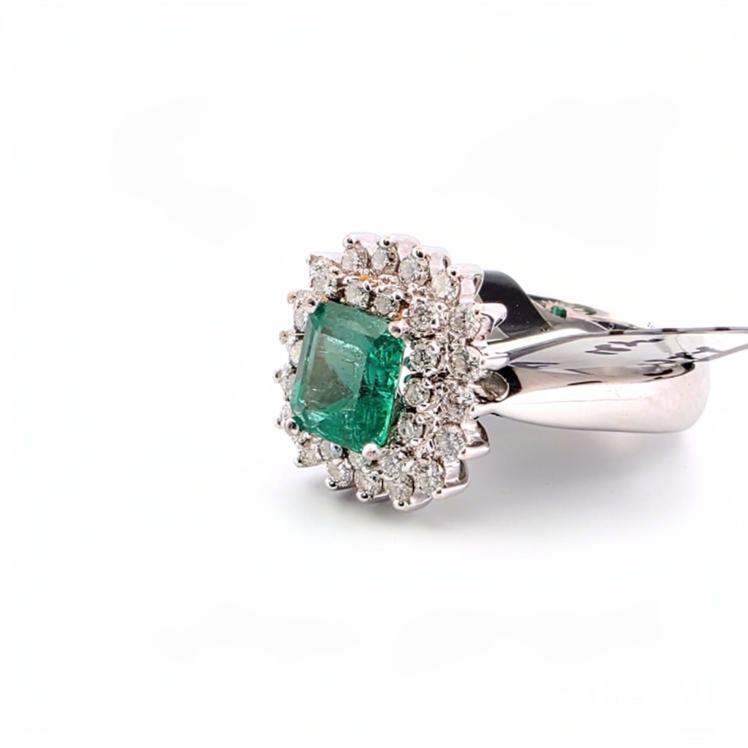 Anello in oro bianco 18kt con smeraldo centrale e diamanti a contorno