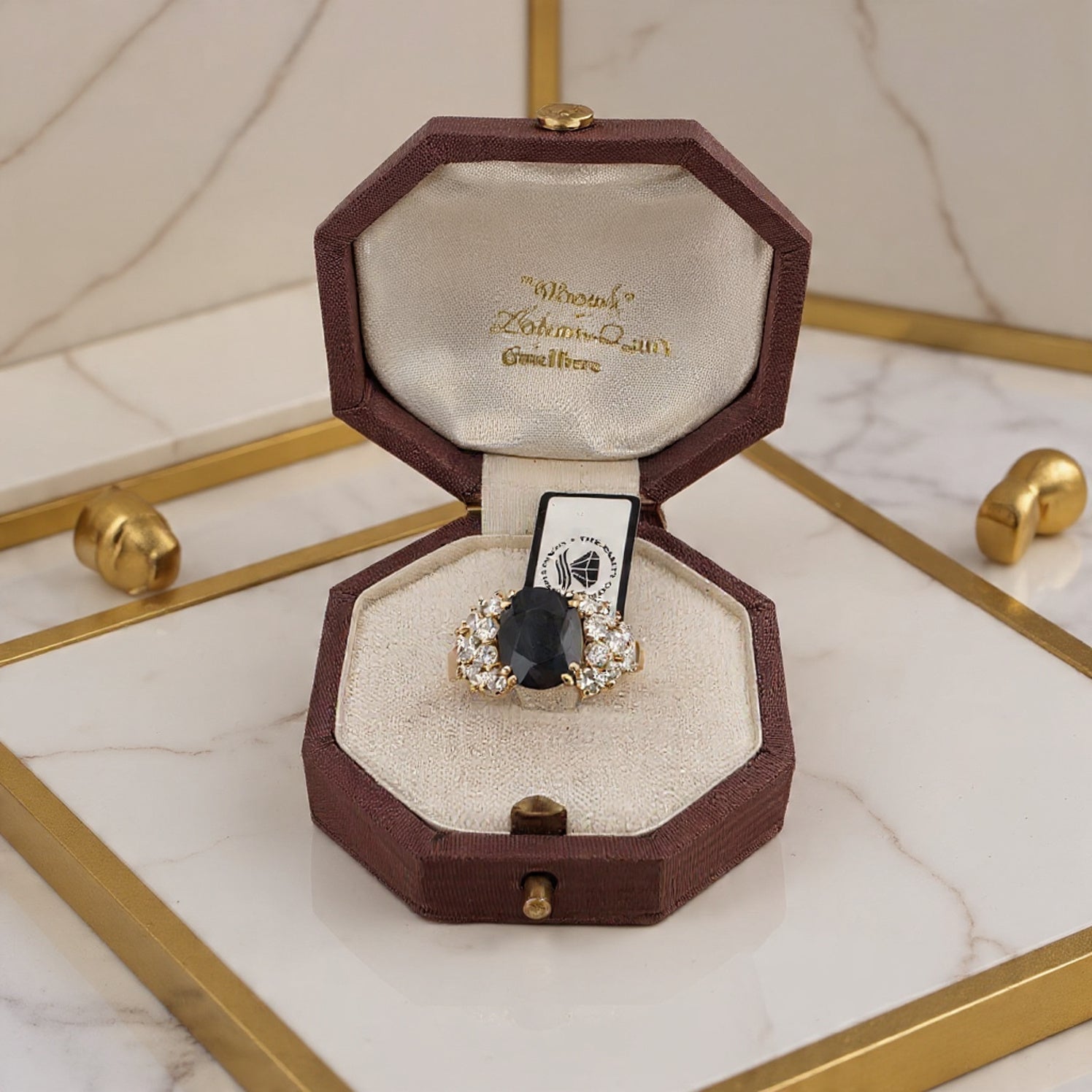 Anello in oro giallo 18kt con zaffiro e diamanti