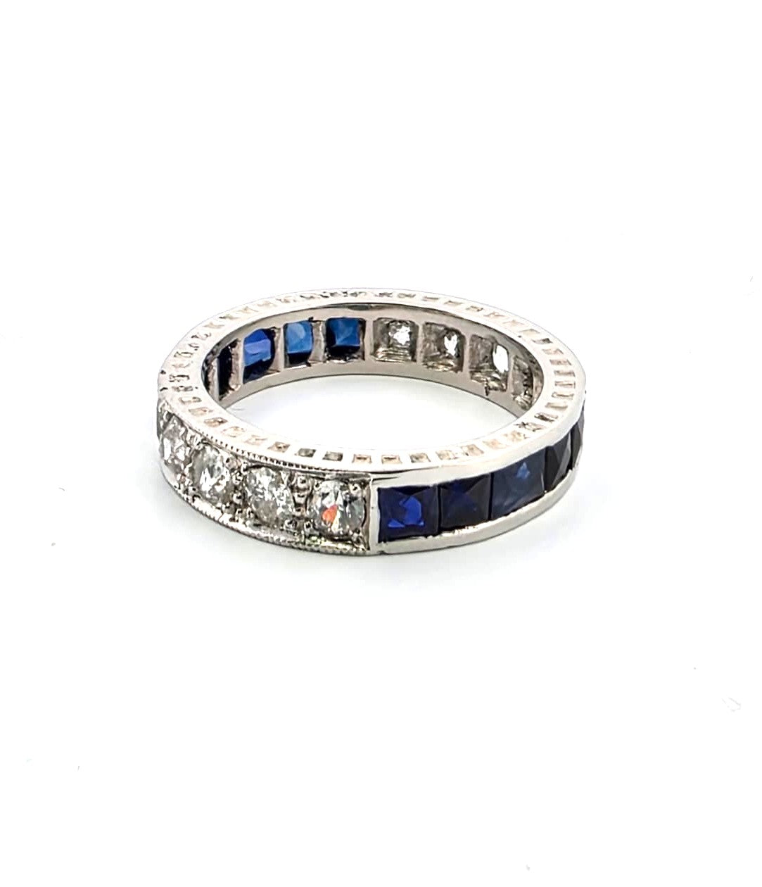 anello in oro bianco 18 Kt con diamanti e zaffiri