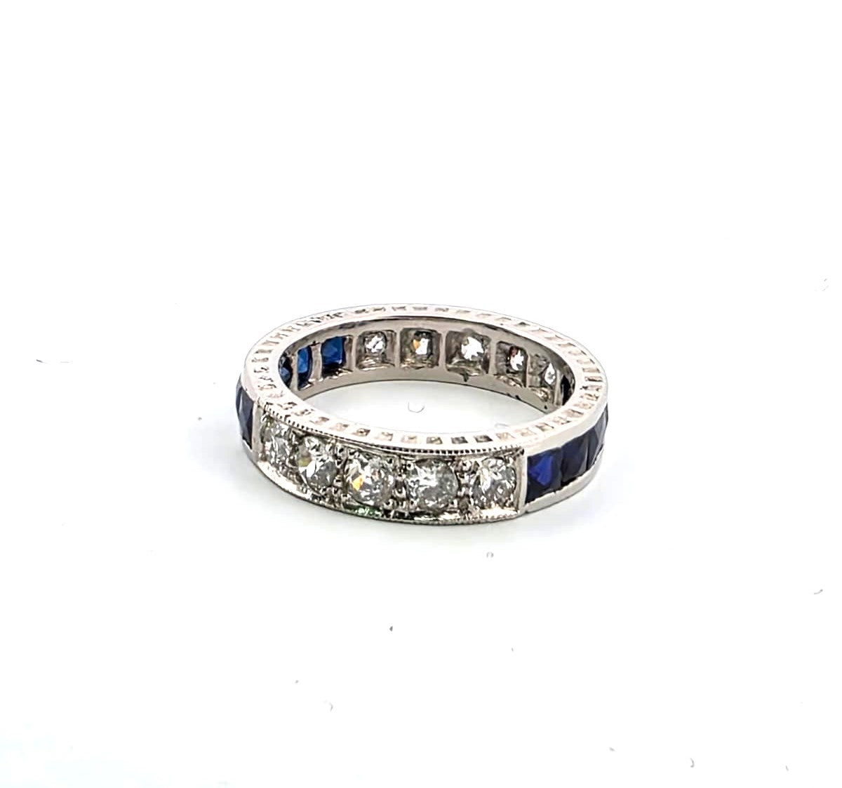 anello in oro bianco 18 Kt con diamanti e zaffiri