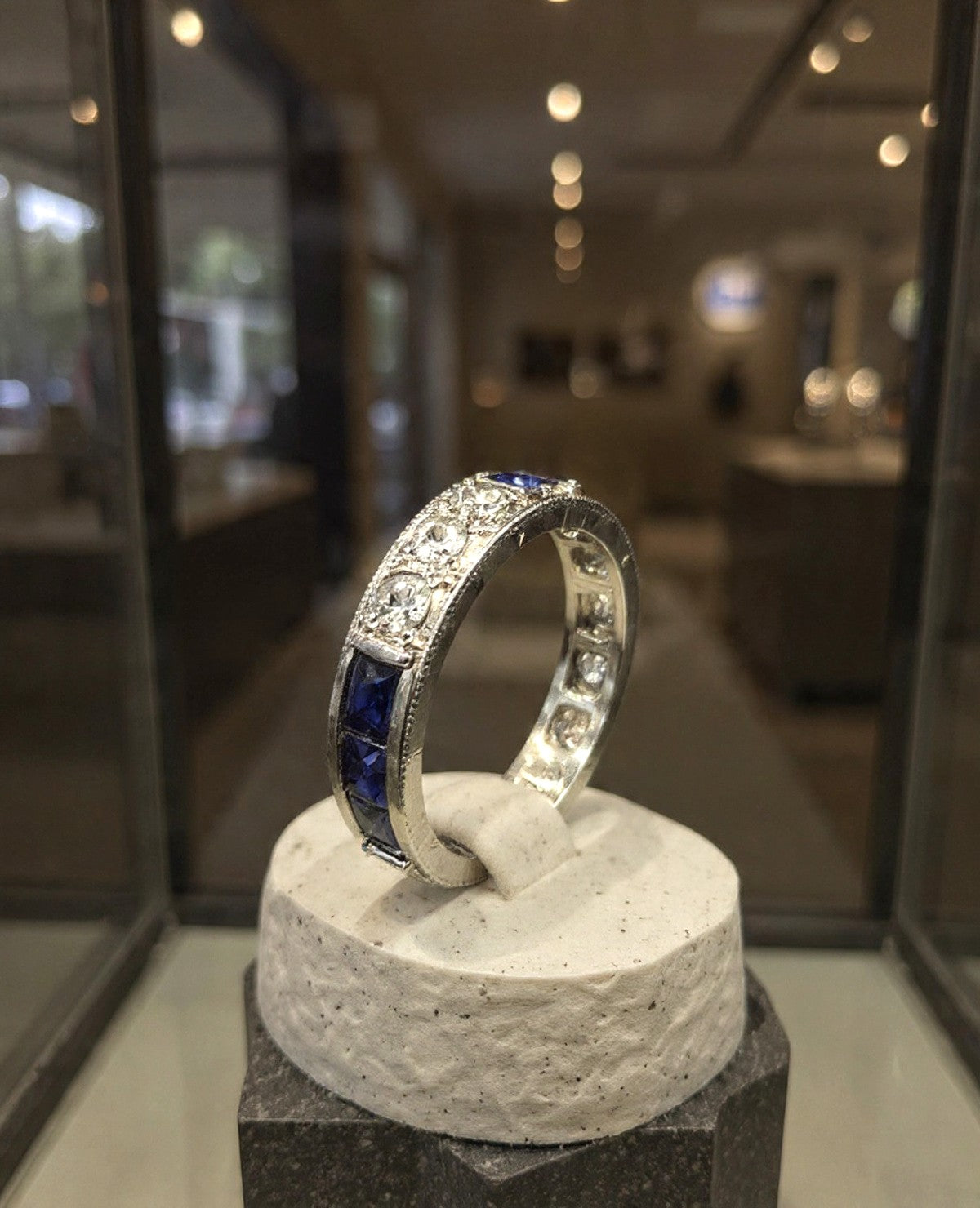 anello in oro bianco 18 Kt con diamanti e zaffiri