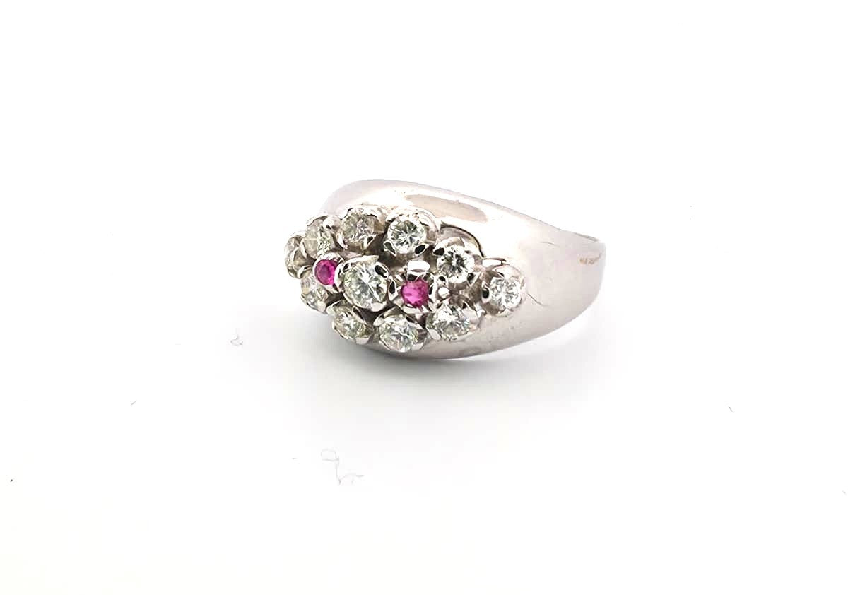 Splendido anello in oro bianco con diamanti e rubini
