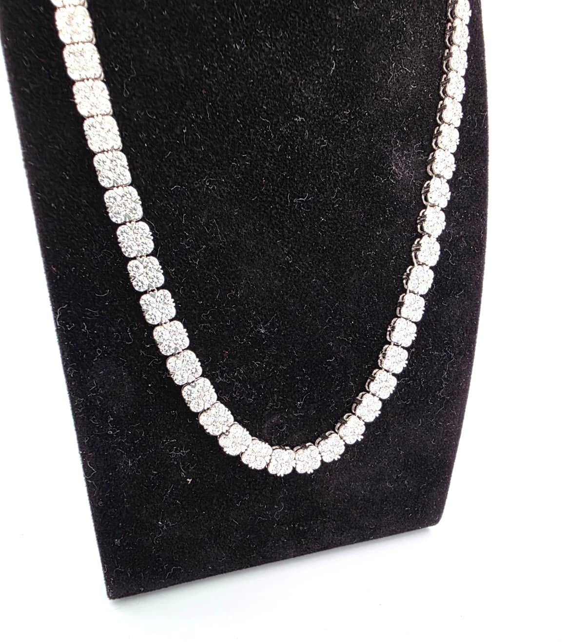 Splendida collana in oro bianco 18kt con diamanti di altissima qualità