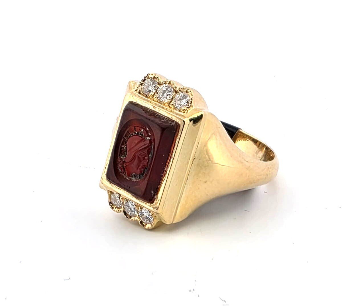 Anello in oro giallo 18 kt con diamanti e corniola incisa