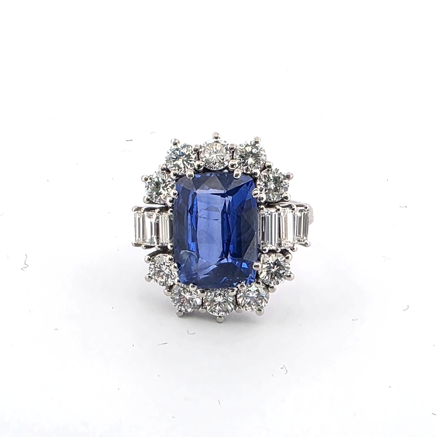 Anello in oro bianco 18kt con zaffiro e diamanti