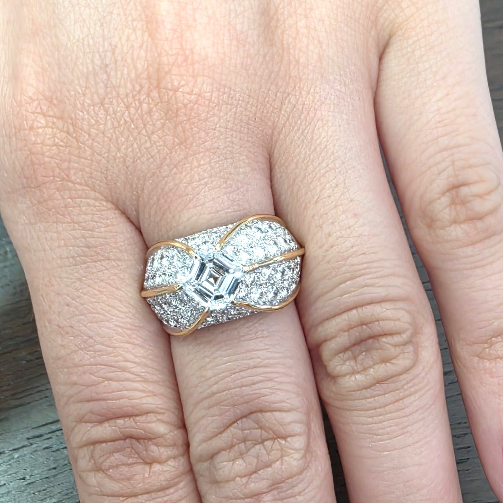 Anello in oro giallo con diamanti