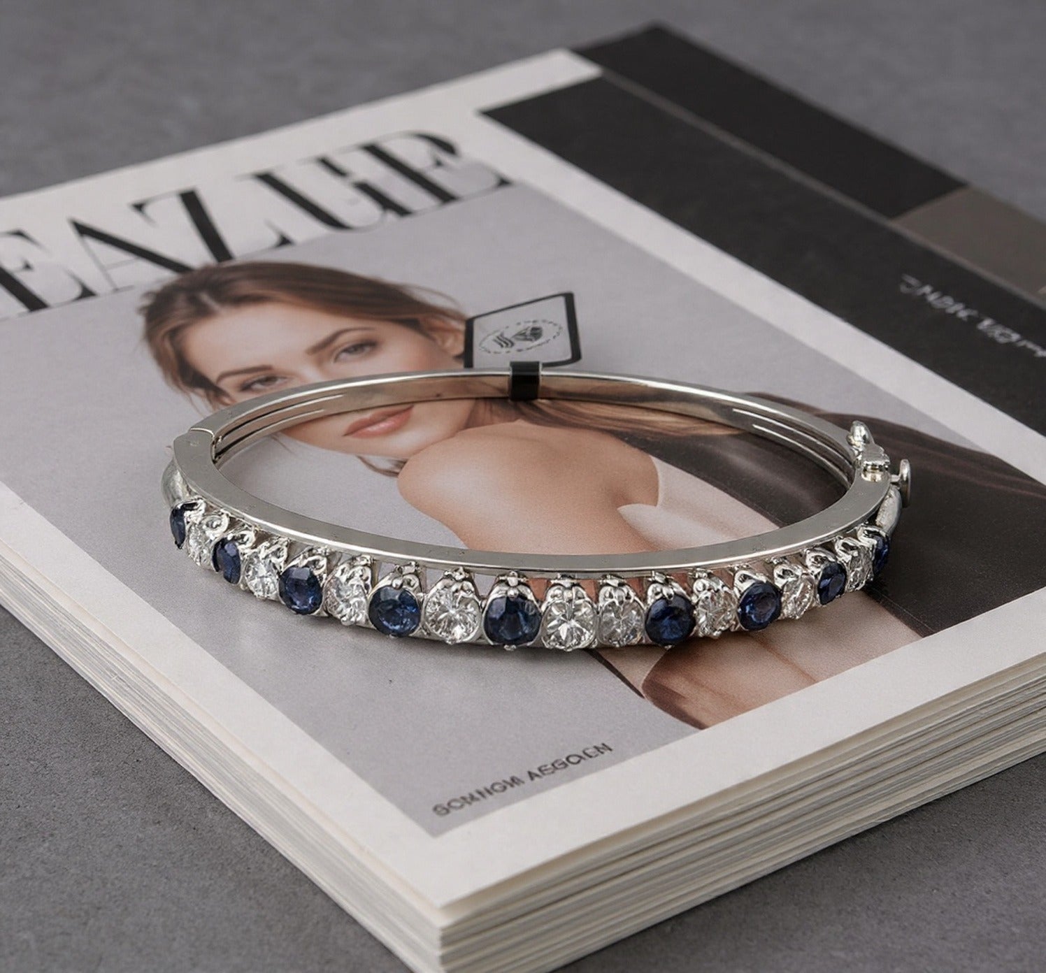 Bracciale rigido in oro bianco 18kt con zaffiri e diamanti