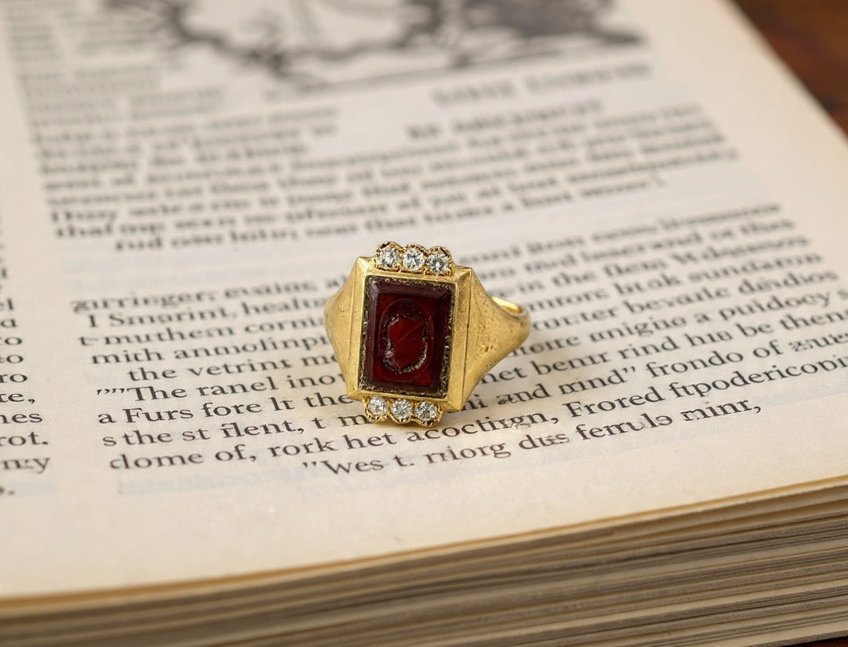 Anello in oro giallo 18 kt con diamanti e corniola incisa