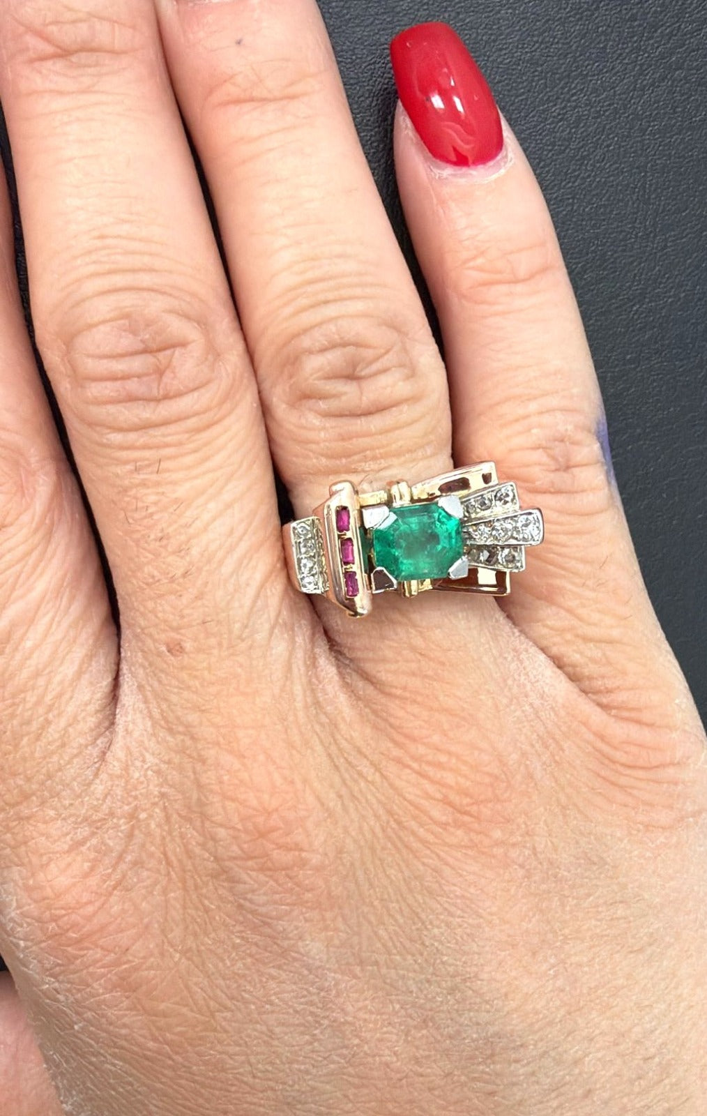 Anello anni 90' in oro giallo 18kt con smeraldo diamanti e rubini