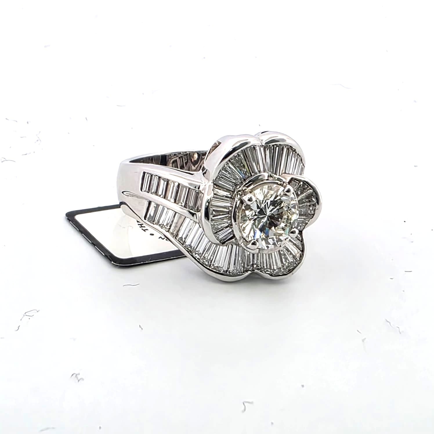 Anello fascia in oro bianco 18kt con diamante centrale e diamanti sul gambo