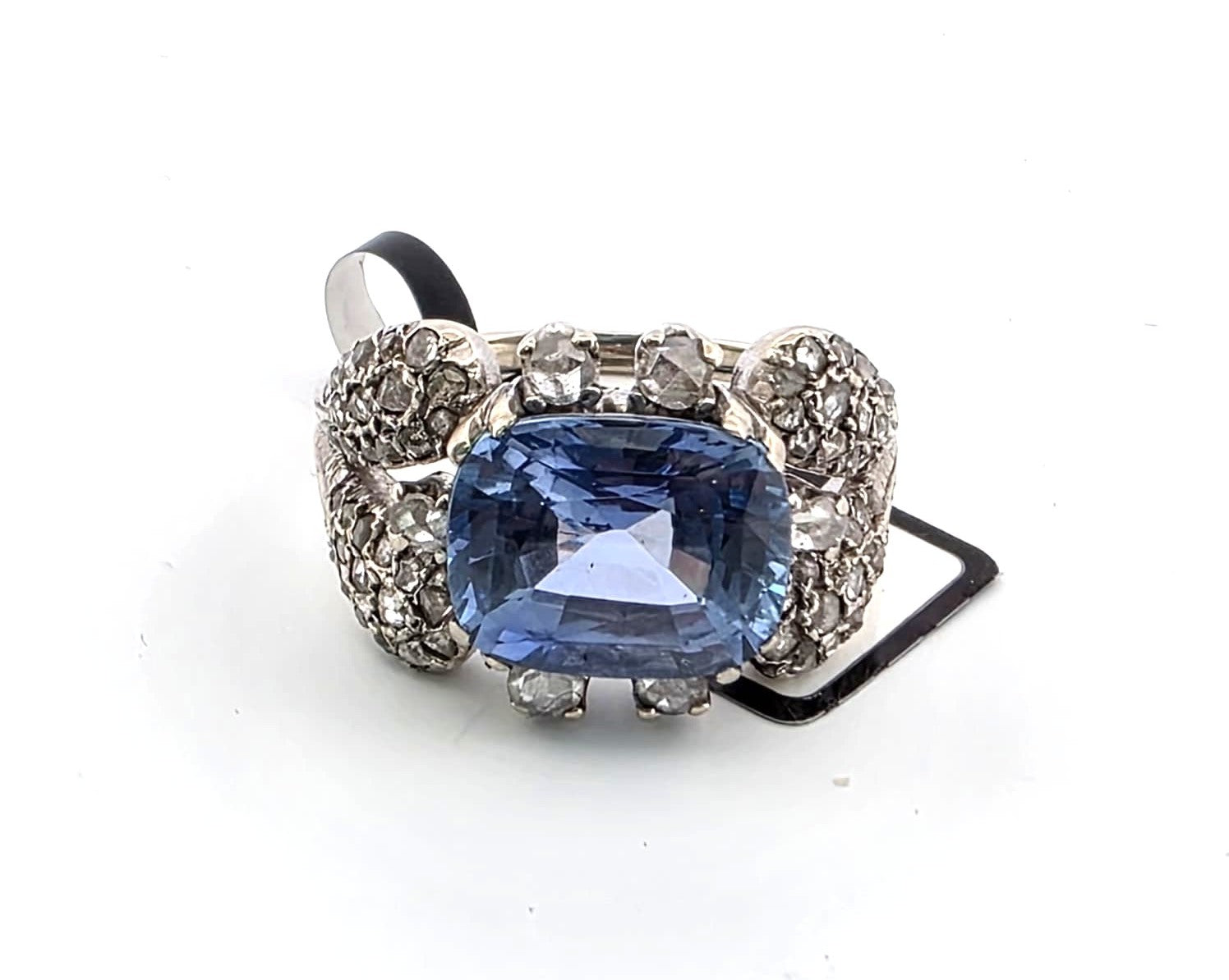Anello in oro bianco 18kt con zaffiro ceylon e diamanti