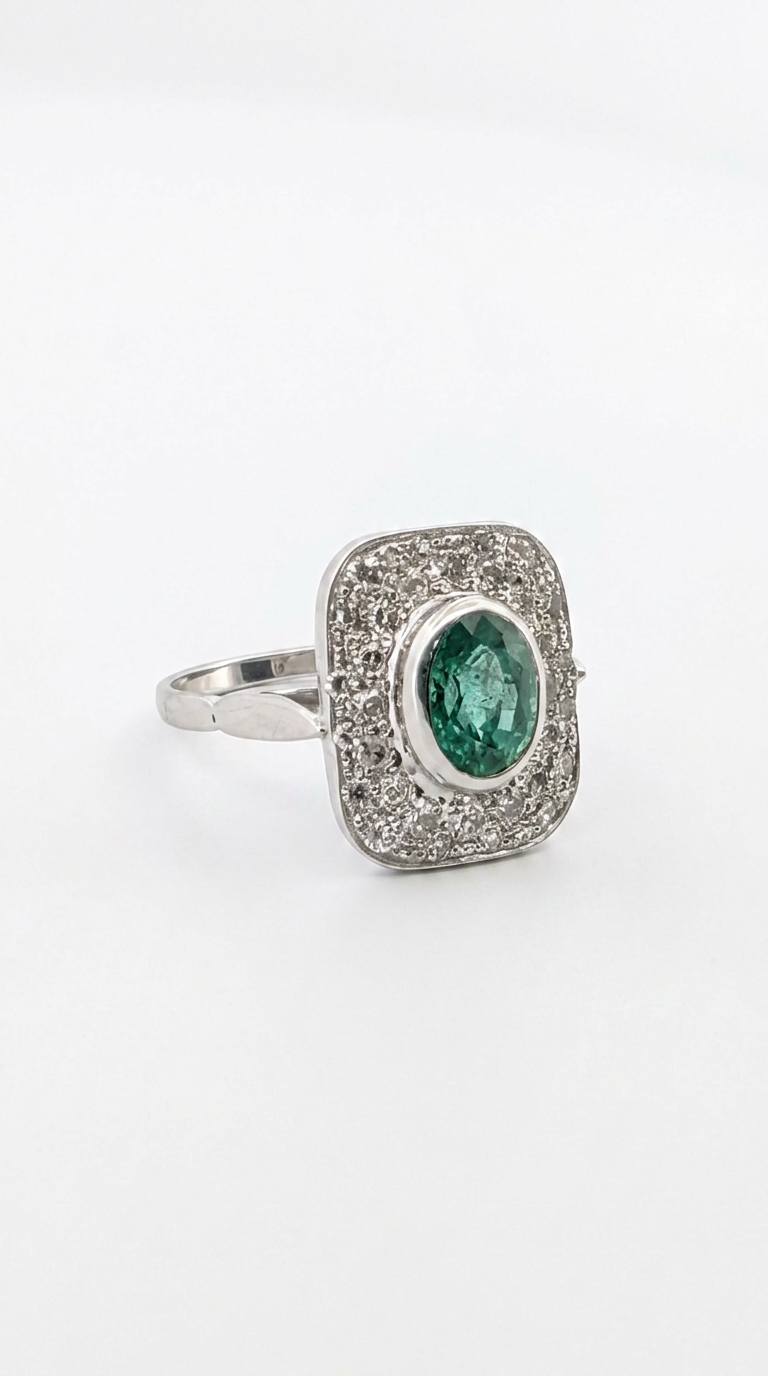 Anello in oro bianco 18Kt con smeraldo centrale e diamanti